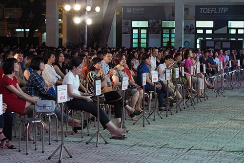 Phụ huynh chăm chú họp tại sân trường THPT Phan Huy Chú.