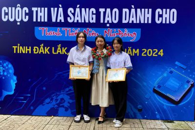 HS – GV trường THPT Nguyễn Huệ nhận giải thưởng tại cuộc thi Sáng tạo thanh thiếu niên năm 2024